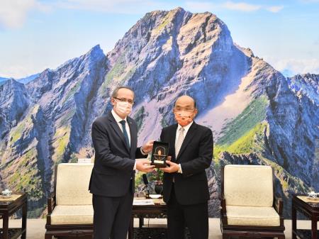 Premier Su Tseng-chang (right) welcomes a delegation from the Inter-Parliamentary Alliance on China.