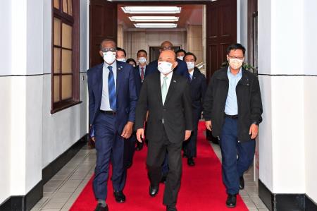 Premier Su Tseng-chang (center) receives a cabinet-level delegation led by St. Lucian Prime Minister Philip J. Pierre (left) and expresses hope that St. Lucia will continue to support Taiwan′s participation in international affairs.