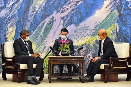 Premier Su Tseng-chang (right) receives a delegation led by Prime Minister Terrance Drew (left) of the Federation of St. Christopher and Nevis.