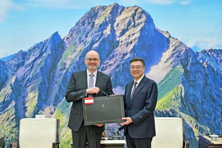 Premier Cho Jung-tai (right) welcomes Raymond Greene, the new director of the American Institute in Taiwan (AIT) Taipei Office, with hopes to deepen Taiwan-U.S. economic and defense industry cooperation to promote regional peace and prosperity.