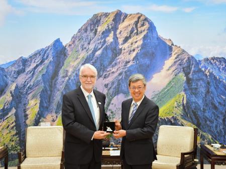 Premier Chen Chien-jen (right) receives a delegation led by University of Illinois System President Timothy Killeen, with hopes to jointly establish systematic channels for training talent.