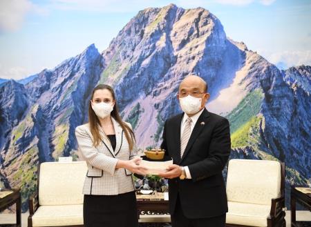 Premier Su Tseng-chang (right) receives delegation leader Boriana Åberg, chairperson of the Swedish-Taiwanese Parliamentarian Association, with hopes to promote bilaterally beneficial ties.
