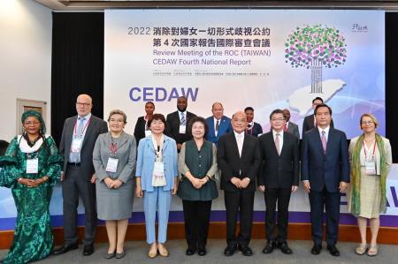 Premier Su Tseng-chang (fourth right) attends the opening ceremony for the Review Meeting of the ROC (Taiwan) CEDAW Fourth National Report and thanked international review committee members for their valuable observations.