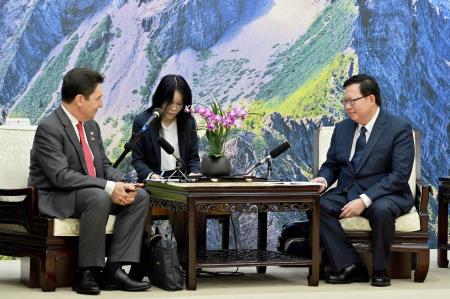 Vice Premier Cheng Wen-tsan (right) welcomes Olivier Cadic (left), vice president of the French Senate Committee on Foreign Affairs, Defence and Armed Forces, with hopes that Taiwan and France will enjoy further opportunities for cooperation across various fields.