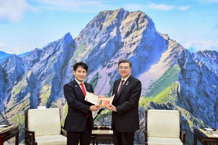 Premier Cho Jung-tai (right) welcomes Takinami Hirofumi, Japanese House of Councillors member and chair of the TY Group, and expresses hope for deepening bilateral cooperation and realizing the vision of a "Free and Open Indo-Pacific."