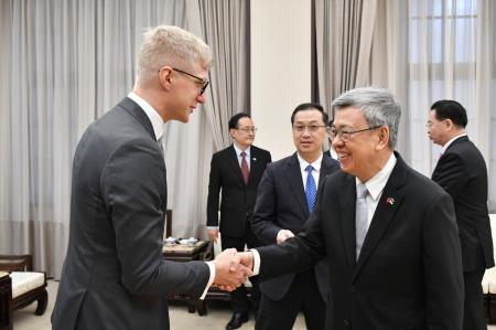 Premier Chen Chien-jen (right foreground) welcomes a delegation led by Estonia-Taiwan Support Group Chairman Kristo Enn Vaga (left foreground) with hopes for the continued expansion of cooperation and exchanges in areas of shared interest.