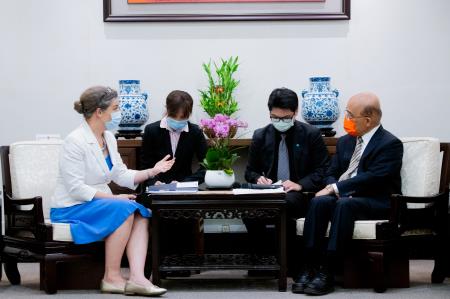 Premier Su Tseng-chang (right) receives Sandra Oudkirk, the new director of the American Institute in Taiwan.