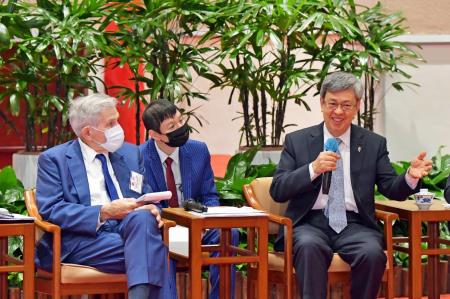 Premier Chen Chien-jen (right) welcomes a US-Taiwan Business Council delegation led by Council Chairman Emeritus Paul Wolfowitz (left).