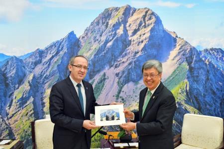 Premier Chen Chien-jen (right) welcomes an inter-parliamentary delegation of lawmakers from three Balkan states led by former Prime Minister of Kosovo Avdullah Hoti.