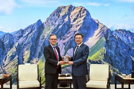 Premier Cho Jung-tai (right) welcomes Rupert Hammond-Chambers, president of the US-Taiwan Business Council, expressing hopes that the council will convey the Taiwanese business community′ s desire for a swift conclusion to Taiwan-U.S. tariff negotiations.