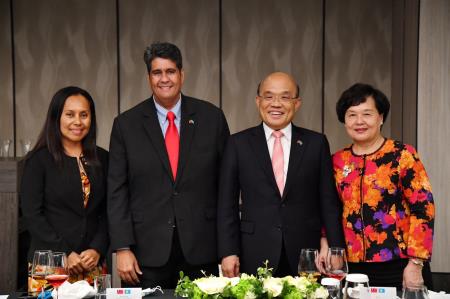 Premier Su Tseng-chang (second right) and his wife (right) host a banquet in honor of President Surangel Whipps Jr. and the first lady of Palau. 