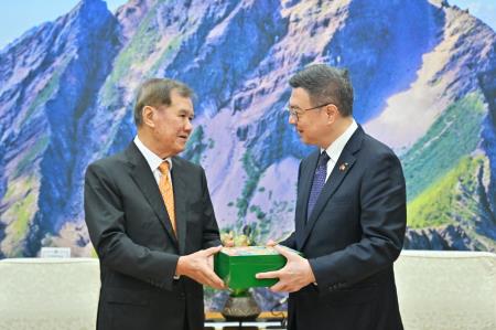 Premier Cho Jung-tai (right) welcomes a congratulatory delegation led by Abdullah Tarmugi, former speaker of the Parliament of Singapore.