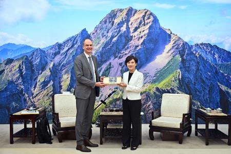 Vice Premier Cheng Li-chiun (right) welcomes Deputy Director-General Hubert Gambs of the European Commission′s Directorate-General for Internal Market, Industry, Entrepreneurship and SMEs (DG GROW) and expresses hope for deepening Taiwan-EU relations and cooperation to face future challenges.