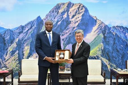 Premier Chen Chien-jen (right) welcomes a delegation led by Prime Minister Russell Dlamini of the Kingdom of Eswatini and expresses hope for a steady deepening of bilateral cooperation.