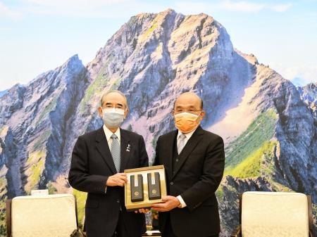 Premier Su Tseng-chang (right) receives a delegation led by Japan-Taiwan Exchange Association Chairman Ohashi Mitsuo and expresses gratitude for his enduring friendship.