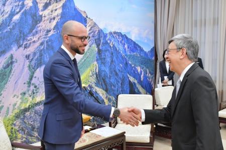 Premier Chen (right) welcomes a cross-party delegation from Belgium′s federal and regional parliaments led by Senator Julien Uyttendaele and thanks each of the parliaments for adopting Taiwan-friendly resolutions.