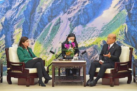 Premier Su (right) receives a delegation led by vice chair of the European Parliament′s Committee on International Trade, Anna-Michelle Asimakopoulou (left), and expresses gratitude for the committee′s support for Taiwan.