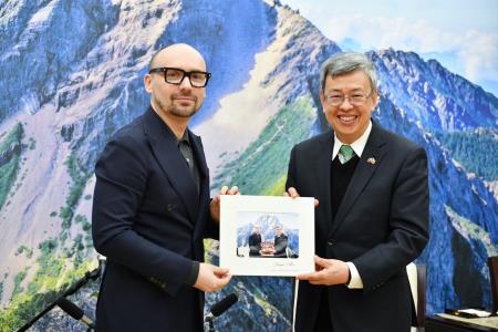 Premier Chen Chien-jen (right) welcomes a delegation led by Matas Maldeikis, head of the Lithuania-Taiwan Parliamentary Friendship Group, and hopes to continue deepening bilateral cooperation.