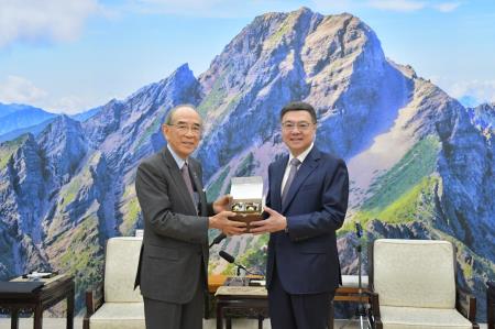 Premier Cho Jung-tai (right) welcomes Chairman Ohashi Mitsuo of the Japan-Taiwan Exchange Association, with hopes that Japan will support Taiwan′s bid to join the CPTPP and efforts to contribute to regional economic prosperity. 