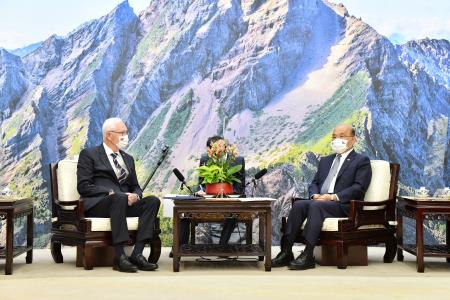 Premier Su (right) receives Czech Senator Jiří Drahoš (left), chairperson of the Senate′s Committee on Education, Science, Culture, Human Rights and Petitions, hoping to deepen bilateral cooperation in education, science, technology and tourism.