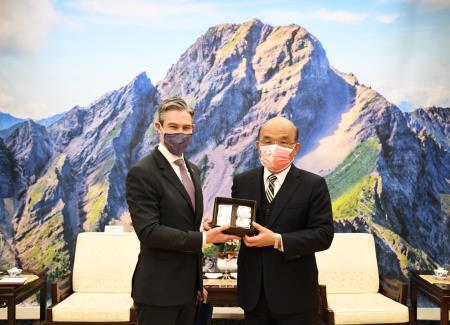 Premier Su Tseng-chang (right) presents a tea collection to National Endowment for Democracy President Damon Wilson.