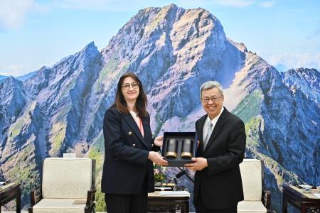 Premier Chen Chien-jen (right) welcomes a French delegation led by Claire Giry, director general for research and innovation at France′s Ministry for Higher Education and Research, with hopes for the continued deepening of bilateral relations.