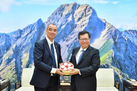 Vice Premier Cheng Wen-tsan (right) welcomes a French parliamentary delegation led by Éric Bothorel, chair of the France-Taiwan Parliamentary Friendship Group, and expresses hope for solidarity regarding Taiwan′s security and the spread of universal human rights.